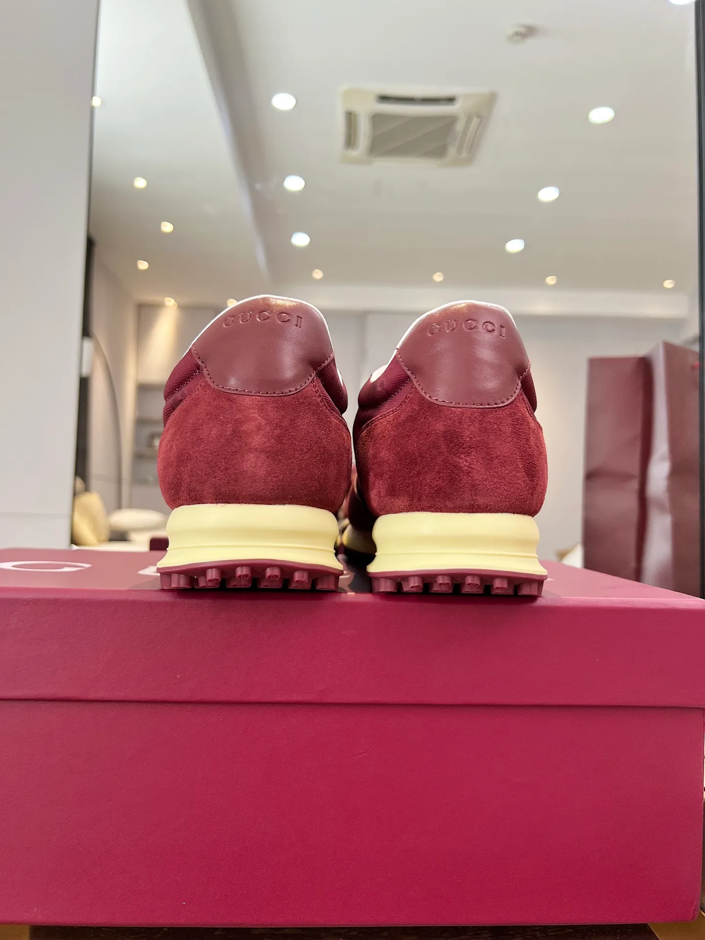 👟👟Ex-factory price 620👟👟 The design of Gucci's new casual shoes is simply amazing. The classic double G logo is matched with retro red and green webbing. It is fashionable and high-end. It is completely the top element in the fashion circle. It is highly recognizable when worn and keeps turning heads. 💯 The upper is soft and breathable, and the upper foot is comfortable! The soles are made of special cushioning material, so your feet won’t get tired no matter how much you walk. They are perfect for daily commuting, shopping, and traveling. Code number 40-45
